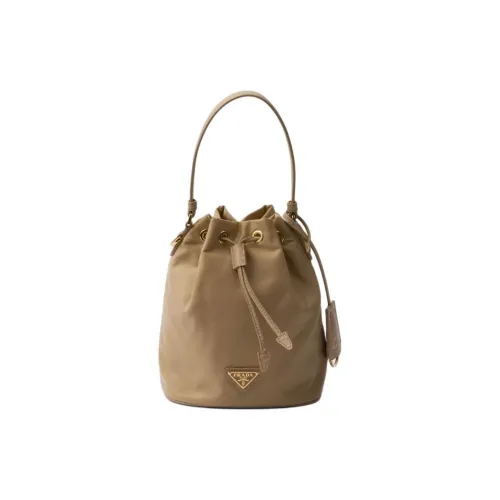 PRADA RE EditionRe Нейлоновая ткань с кожаными вставками Ведрообразная сумка Сумка через плечо Мини-сумка Женская Верблюжий коричневый