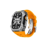 Чёрный корпус, серебряный bezel, оранжевый ремешок.