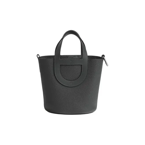 HERMES In The Loop Taurillon Clemence Bullhide с Swift Кожа Ведрообразная Сумка Женская Серого цвета