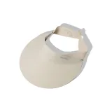 Бежевая бесшовная шапка с визором