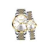 Стальной ремешок с белым циферблатом.