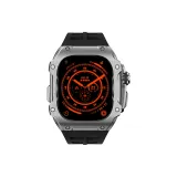 Серебряный корпус, черный ремешок.