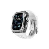 Чёрный корпус, серебряный bezel, белый ремешок.