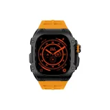 Чёрный корпус, оранжевый ремешок.