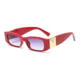 Red Frame with Gradient Gray Lenses  
Красная оправа с градиентными серыми линзами