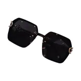 Яркий черный