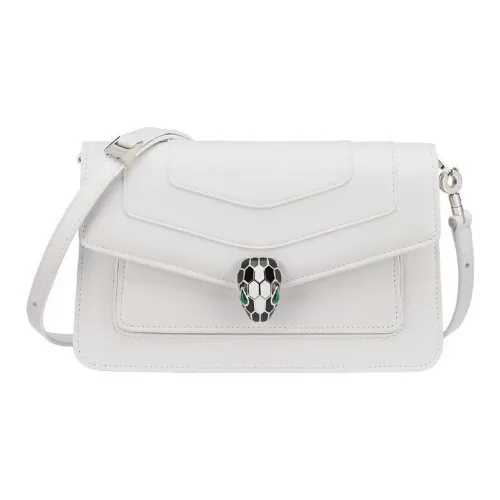 BVLGARI Serpenti Forever East-West Сумка На Плечо East-West Из Кожи Теленка Цвета Сияющего Бриллианта, Глаза Из Зеленого Малахита