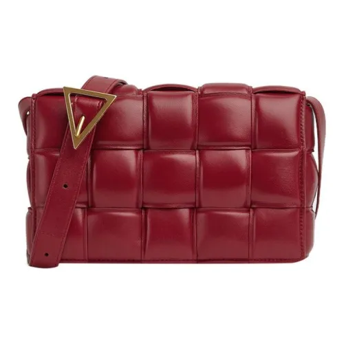 Bottega Veneta Padded Cassette Sheepskin Pillow Bag Crossbody Bag Shoulder Bag Women's Red Bottega Veneta Padded Cassette Sheepskin Подушка Сумка через плечо Сумка через плечо Сумка Женская Красная