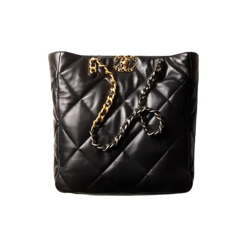 CHANEL Сумки через плечо Женские