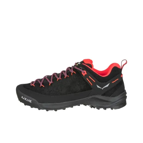 SALEWA Альпинистские и туристические ботинки Низкий верх Коралловый Женские