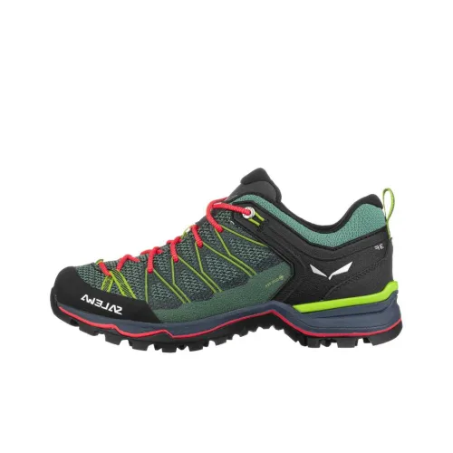 SALEWA Альпинистские и туристические ботинки Низкий верх Зеленый Feld Зеленый/Fluo Коралловый Женские