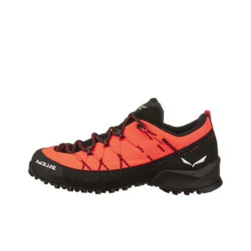 SALEWA Альпинистские и туристические ботинки Низкие Красный Черный Женские