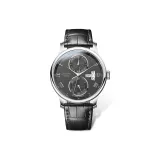 Серебряный корпус, металлический циферблат, черная кожа.