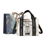 Белый и черный плечевой ремень.