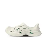 Белая поверхность с зеленой подкладочной тканью.