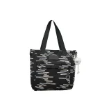 Черная сумка через плечо с шармом