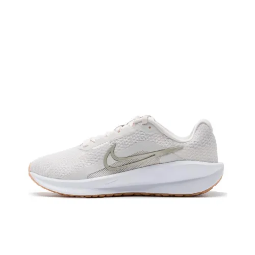 Nike DOWNSHIFTER 13 Low Топ Беговые кроссовки Женские Айвори