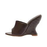 Темно-коричневый