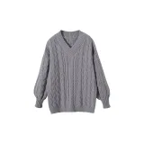 Серый свитер с V-образным вырезом