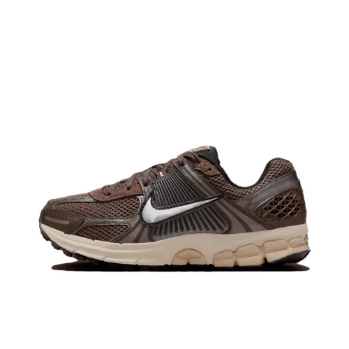 Nike Air Zoom Vomero 5 Беговые кроссовки Низкий Топ Барочный коричневый/Металл Chrome/Свет Земляной коричневый/Куркума/Черный/Белый Женские