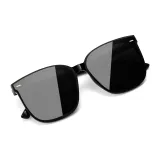 Черная оправа с серыми линзами (стиль заклепок)