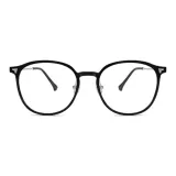 Яркий черный