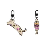 Котенок ест рыбку