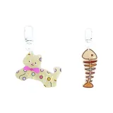 Котенок ест рыбьи кости