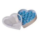 Белое сердце, ведрообразная подарочная коробка (19 синих роз + цветок почвы + рафия трава)