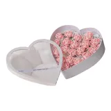 Белое сердце, ведрообразная подарочная коробка (19 розовых роз + цветочный дизайн, почва + рафия, трава)