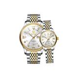 Стальной ремешок с белым циферблатом.