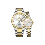 Стальной ремешок с белым циферблатом.