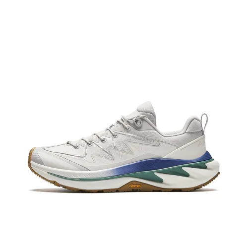 ANTA Wild PRO Беговые кроссовки Низкий топ Слоновая кость/Кучевой серый Мужской