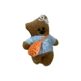 Синий свитер с арочным дизайном, сумка через плечо и подвеска в виде медведя