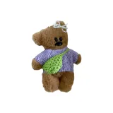 Фиолетовый свитер, арочная сумка через плечо с подвеской в виде медведя