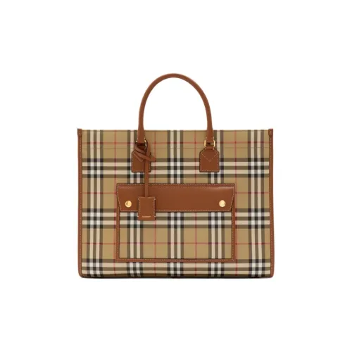 Burberry Сумка-тоут Freya Среднего Размера Круглые Кожаные Ручки Регулируемый Съемный Наплечный Ремень Внешний Карман С Клапаном На Магнитной Застежке, Внутренний Карман На Молнии, Внутренний Карман