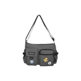 Gray с шармом и значком