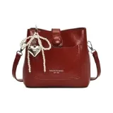 Красная ведрообразная сумка, стиль позиционирования