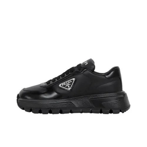 PRADA Низкий топ Повседневная обувь Женская Черная
