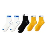 Два белых, один жёлтый, один чёрный