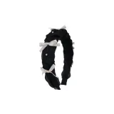 Чёрный бант, четыре бусины