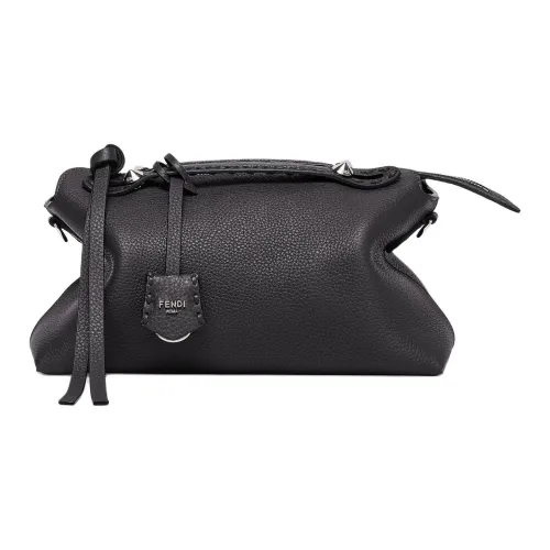 FENDI By The Way Selleria MediumСумка Selleria Черного Цвета, Прошитая Вручную 192 Стежками