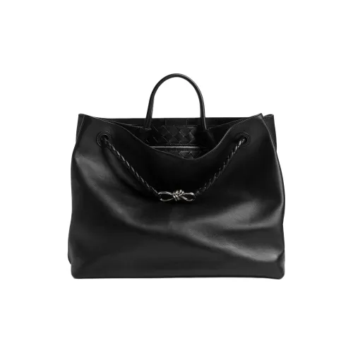 Bottega Veneta Шелковистая сумка из коровьей кожи большой женская черная