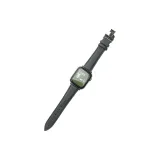 Личи зернистая текстура, кожа, серебряная застежка-бабочка, космический серый