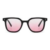 Черная оправа с румяными линзами