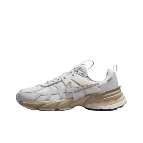 Nike V2K Run Беговые кроссовки Низкий верх Светло-серый Женский