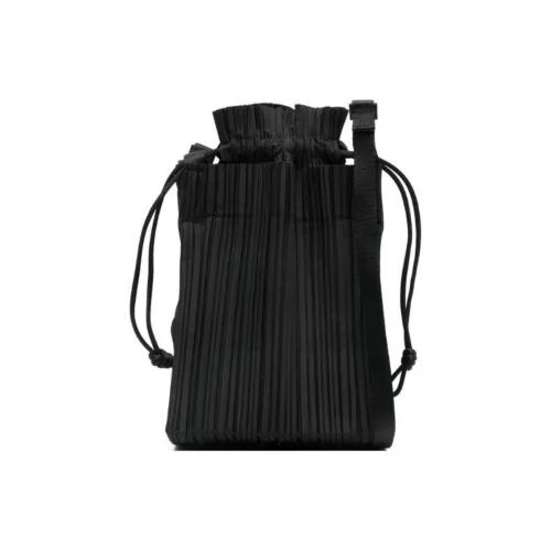 PLEATS PLEASE ISSEY MIYAKE Полиэстер Сумка через плечо Сумка на плечо Женская Черная