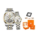 Парные часы белого цвета.