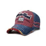 Красный топ, синий козырек