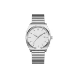 Просто одетый в серебристый